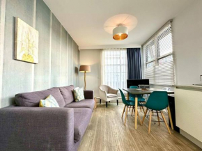 Stylish 2 Bedroom Apartment - Free Parking & WiFi - 1 Minute walk to Poole Quay - Great Location - Free Parking - Fast WiFi - Smart TV - Newly decorated - sleeps up to 4! Close to Poole & Bournemouth 